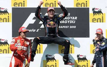 epa02269634 Australian Formula One driver Mark Webber (C) of Red Bull Racing, Spanish Formula One driver Fernando Alonso (L) of Scuderia Ferrari and German Formula One driver Sebastian Vettel (R) of Red Bull Racing celebrate after the Hungary Formula One Grand Prix at the Hungaroring race track in Mogyorod near Budapest, Hungary, 01 August 2010. Australian Formula One driver Mark Webber of Red Bull Racing won, Spanish Formula One driver Fernando Alonso of Scuderia Ferrari placed second and German Formula One driver Sebastian Vettel of Red Bull Racing third.  EPA/CHRISTOPHE KARABA